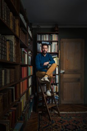 Portrait de David Wahl écrivain dans sa bibliothèque