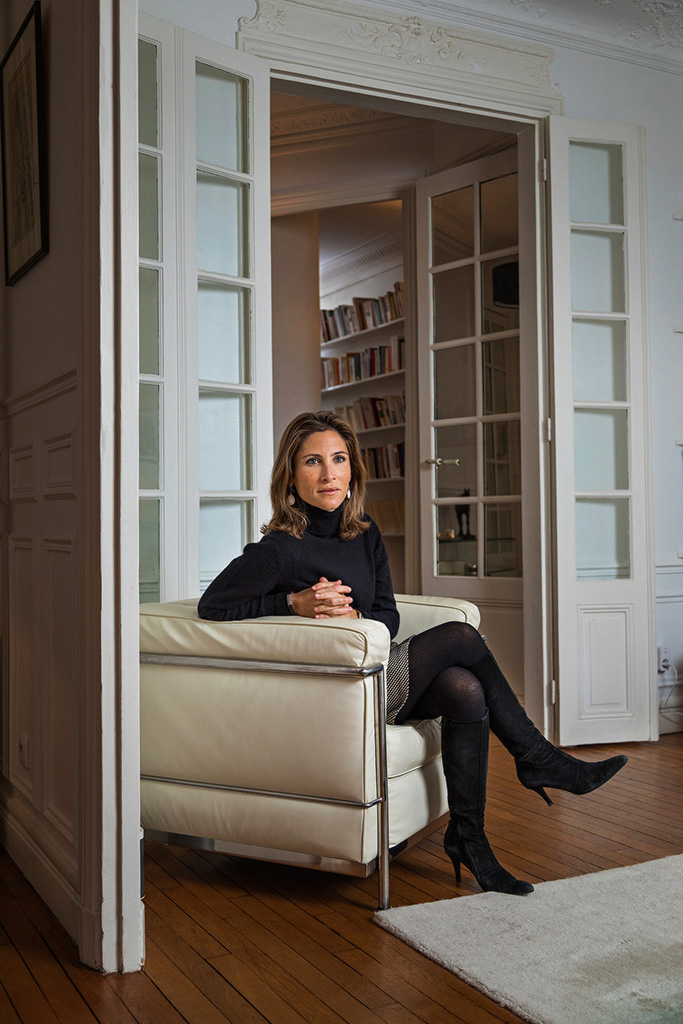Portrait de la philosophe Julia de Funès dans son domicile parisien