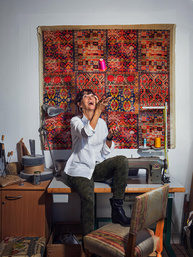 Portrait de Sabine Pedrero tapissier dans son atelier en seine et marne