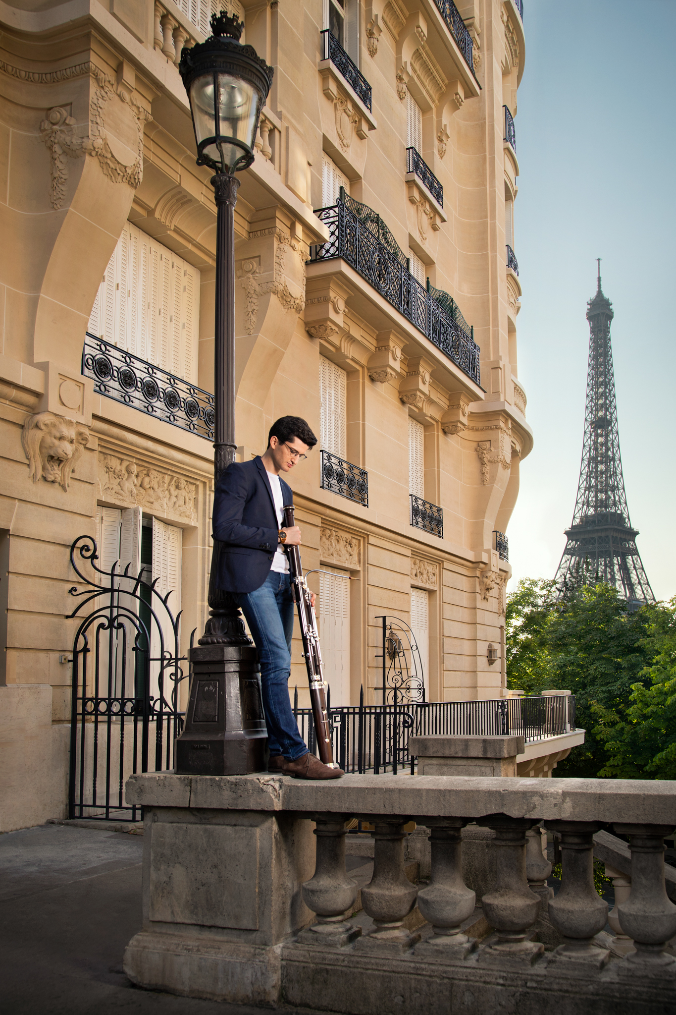 Portrait du musicien Theo Sarazin à Paris devant la tour Eiffel
