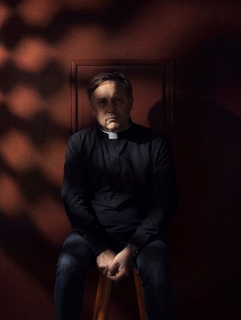 Prêtre rongé par l'ennui dans son confessionnal